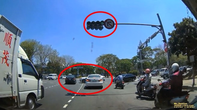 绿灯直行阻挡到闯红灯的白色宾士休旅车，竟然遭对方追车持武器攻击。（翻摄爆料公社）