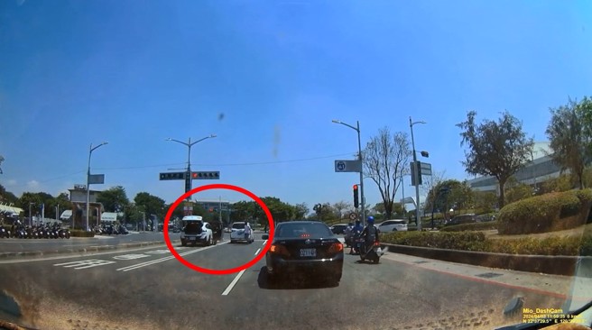 白色宾士休旅车驾驶手拿长条武器，疑似长刀没有砸到车，走回驾驶座。（翻摄爆料公社）