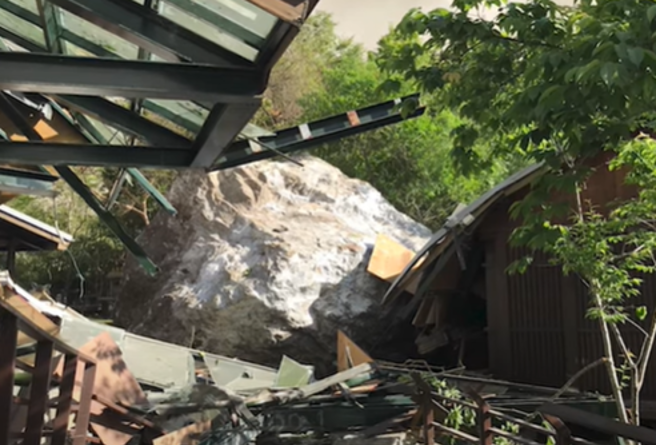 有山月村住客拍下，當7.2強震來襲時，多顆巨石滾落，且其中有1顆砸中小屋。（圖／翻攝自中天新聞）