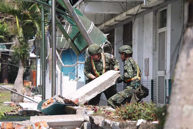 国军第二作战区派遣兵力至各受灾现场协助救灾任务。空军五联队、花防部本部连、化兵连、工兵连、二支部卫生连、机步333旅联兵一营及花莲宪兵队等单位，同步支援救护车、照明车、消防车以及沐浴机等各式救灾车辆及机具等，期协助救灾任务顺利遂行。(军闻社提供)
