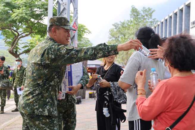 国军第二作战区派遣兵力至各受灾现场协助救灾任务。空军五联队、花防部本部连、化兵连、工兵连、二支部卫生连、机步333旅联兵一营及花莲宪兵队等单位，同步支援救护车、照明车、消防车以及沐浴机等各式救灾车辆及机具等，期协助救灾任务顺利遂行。(军闻社提供)

