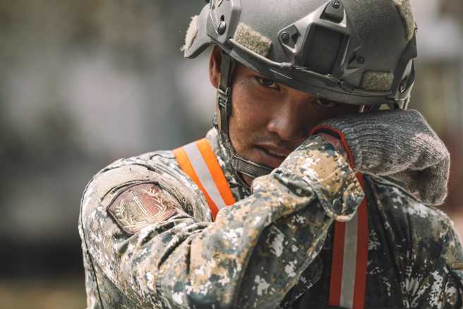 国军第二作战区派遣兵力至各受灾现场协助救灾任务。空军五联队、花防部本部连、化兵连、工兵连、二支部卫生连、机步333旅联兵一营及花莲宪兵队等单位，同步支援救护车、照明车、消防车以及沐浴机等各式救灾车辆及机具等，期协助救灾任务顺利遂行。(军闻社提供)
