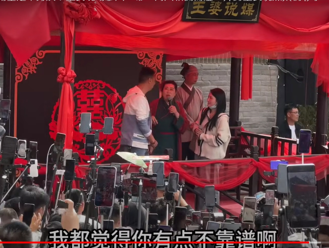 「开封王婆」赵梅(中)作媒活动爆红，引发全大陆关注热议。（图／取自YT）