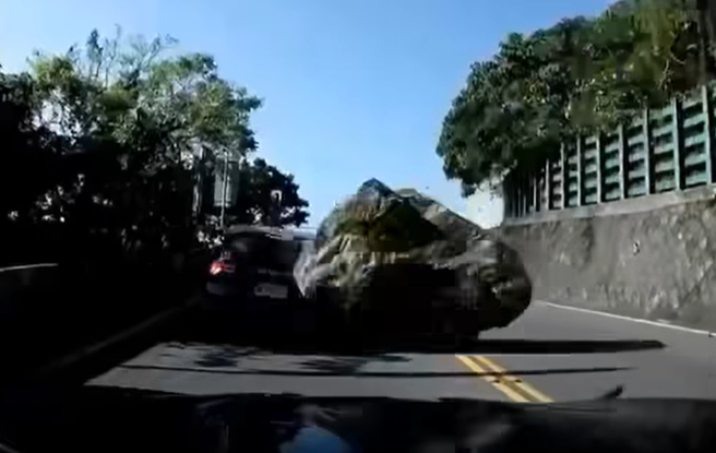 有行車紀錄器拍下，花蓮7.2強震發生時，有顆巨石砸中轎車車尾，對此，遭砸中車主也驚喊「差點沒了」。（圖／翻攝自記者爆料網）