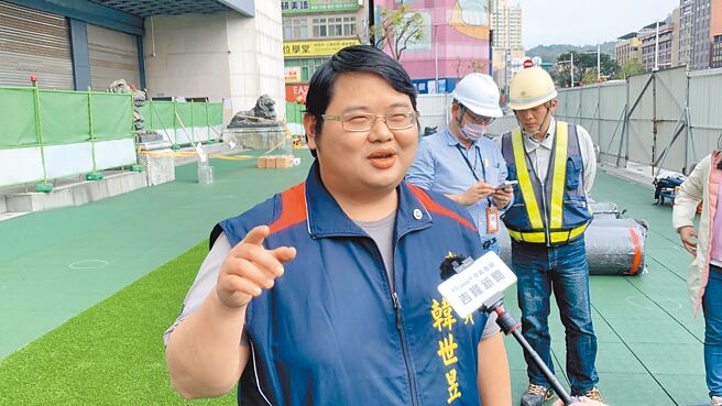 基隆市政府正在施作串接平台，横跨车流量大的中正路，连接文化中心与东岸旅客中心、市民广场，提供民眾游憩步行。国民党市议员韩世昱（左）乐见其成，让基隆能有媲美高雄驳二特区的场域。（徐佑升摄）