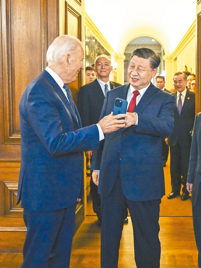 美國總統拜登2日與大陸國家主席習近平通話，這是自2023年11月舊金山峰會後兩人首次通話。圖為拜登與習近平2023年於舊金山正式會晤結束後出席宴會。（新華社）