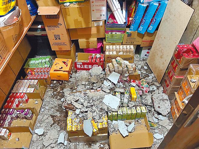 0403花莲大地震造成龟山金山社区海砂屋屋顶水泥掉落满地。（议员李宗豪提供／蔡依珍桃园传真）