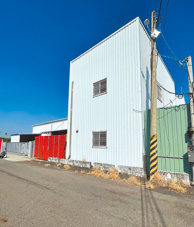 彰化分署3日拍卖彰化县社头乡土地及厂房，吸引12组人马竞标，最后以总价2620万9999元拍定，溢价1020万余元。（彰化分署提供/叶静美彰化传真）