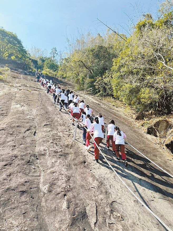 雲林縣實施國一山野教育，體驗爬古坑鄉草嶺的峭壁雄風，這個景點在1960、1970年代相當有名。（雲林縣政府提供／周麗蘭雲林傳真）