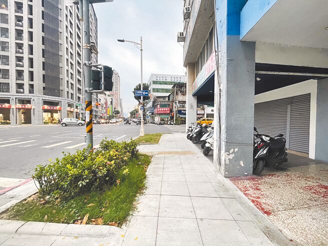 高雄車站前建國路人行環境改善，採PC刷毛鋪面提升順暢與耐用度，工程預計於8月完工。（高雄市工務局提供／任義宇高雄傳真）