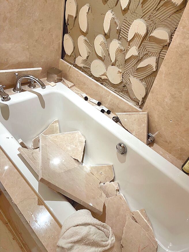 白嘉莉目前居住的25樓飯店浴室磁磚因3日強震掉落。（白嘉莉提供）