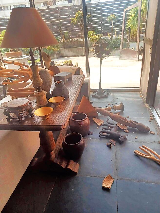 柯震東父親柯耀宗3日貼出經歷地震後家裡的慘況，收藏品碎了滿地。（摘自臉書）