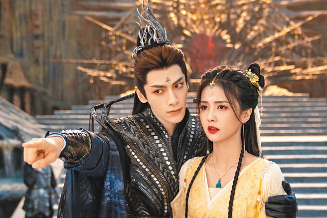 羅雲熙（左）、白鹿《長月燼明》「仙魔戀」廣獲好評。（中天娛樂台提供）