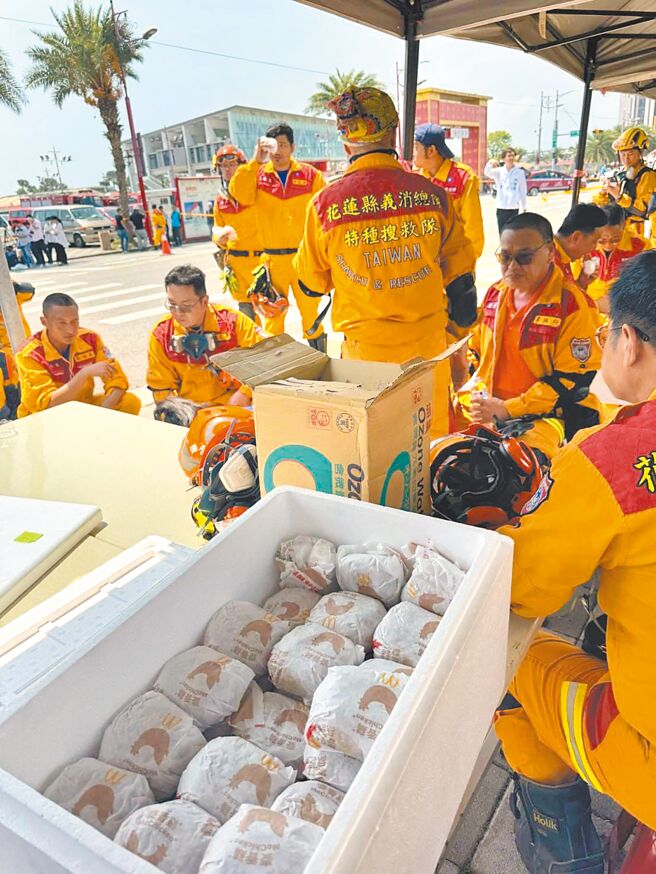 麦当劳花莲中正餐厅加盟主杨政道送餐给灾区人员，替在地人打气。（麦当劳提供）