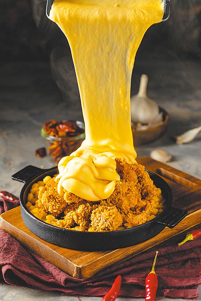 「豆府集團」4月4日到7日一連4天，提供「雞動連假，炸雞買1送1」優惠。（豆府餐飲集團提供）