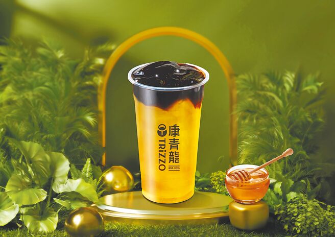 「康青龍」送上「好康童樂」雙重優惠，線上點餐可領券，享限量「仙凍蜜茉綠」買1送1。（康青龍提供）