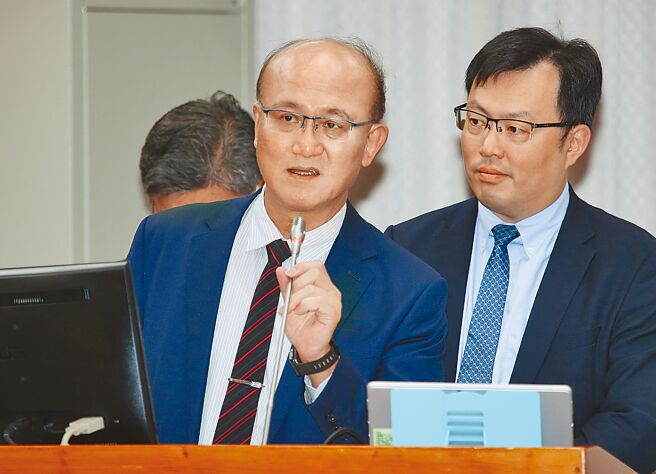 教育部次長林騰蛟（左）與體育署署長鄭世忠（右）3日赴立法院專案報告「完善國家代表隊選手權利義務及健全我國運動產業環境」。（姚志平攝）