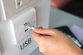 免費的最貴！機場USB插座恐瞬間偷光個資 4招防竊