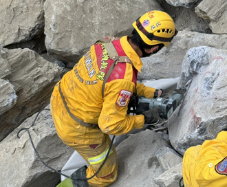 花蓮大地震》特搜隊「電鑽破巨石」移出砂卡礑2具遺體  已29人獲救