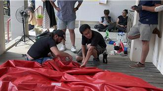 台南紅球前進新化街役場 突遭鷹架刺破消風急搶修