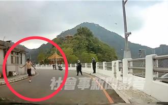 石門水庫裸身男隨機持刀踹車攻擊   警急疏散遊客逮人