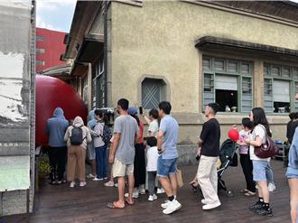 台南紅球遭鷹架刺破貼專屬補丁 新化街役場重新展出