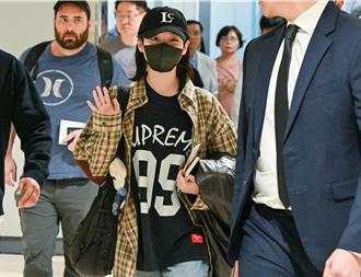 IU抵台喜收國民零食！整路開心揮手 保鑣這舉動被讚爆