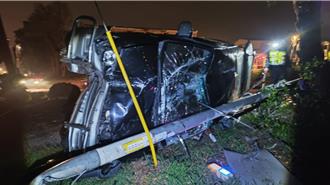 金门休旅车过弯失控撞断路灯翻车 驾驶受困车内受伤送医