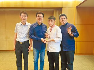 穀保家商吳俊達 3年考取13張證照