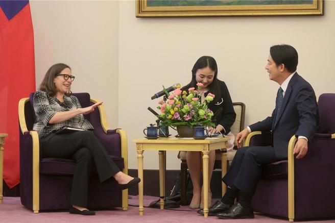 AIT主席羅森伯格在總統大選後，短短三個月內兩度造訪台灣，這樣的「重視」背後隱含的顯然不是信任，而是擔憂、監管與施壓。（總統府提供）