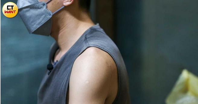 談到兒時回憶，謝婦兒子不禁眼眶泛淚，好不容易找回的親情，差點因母親一場大病而天人永隔。（圖／黃耀徵攝）