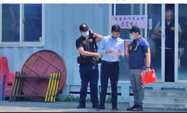 花蓮地檢署昨天安排罹難者家屬到殯儀館驗屍。(戴志揚翻攝)