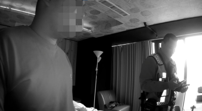 李姓男子在房间内拉K，警方还查获141万现金，他辩称是购车款。（翻摄画面）