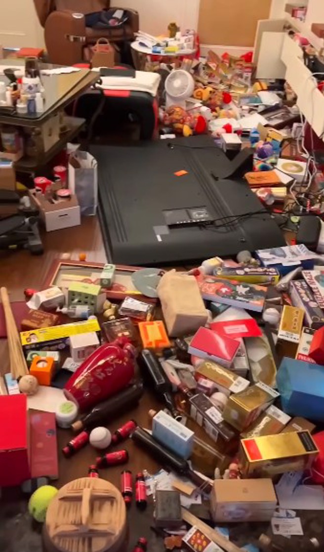 花莲县立委傅昆萁4日在脸书贴出自家震后惨况，物品掉落满地。(翻摄自傅昆萁脸书)