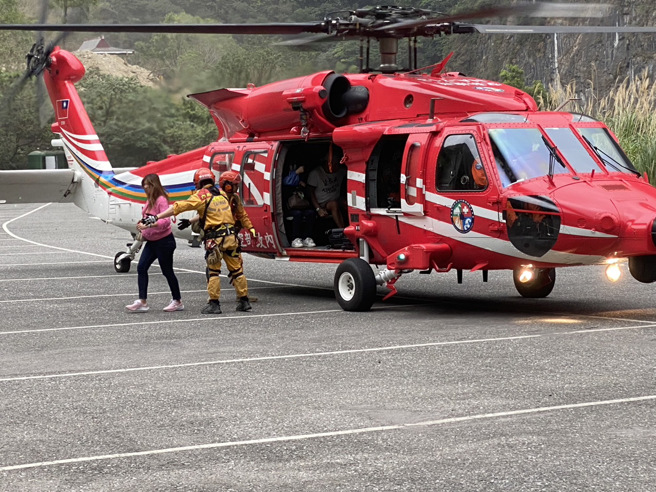 空勤总队搭载特搜6人及空投物资前往晶英酒店，从晶英酒店搭载9名患者。(消防署提供)