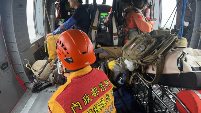 空勤总队搭载特搜6人及空投物资前往晶英酒店，从晶英酒店搭载9名患者。(消防署提供)