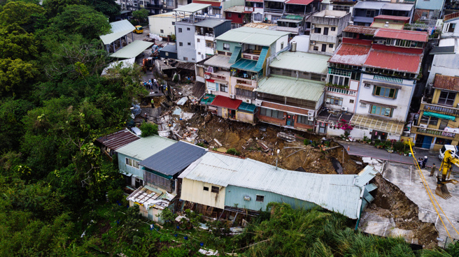 3日東部海域發生規模7.2地震，在各地造成嚴重災情，新店安泰路地基下陷，導致8間連棟建築出現塌陷、懸空。（郭吉銓攝）
