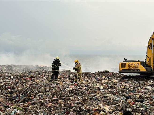 新丰掩埋场4日晚间起火，消防局派遣15部消防车辆抢救。（竹县消防提供／邱立雅竹县传真）