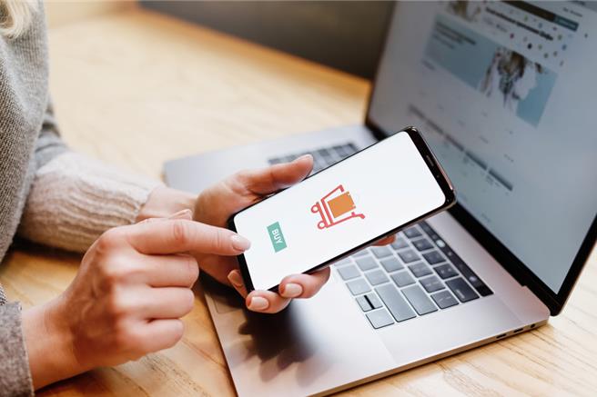 刘姓女子出租虾皮帐号，但对方却卖假货，还教她「骗警察被盗帐号就没事」。（示意图／shutterstock）