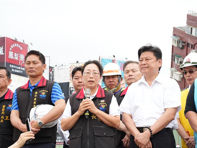 花莲县长徐榛蔚今（5）日早上受访时表示，西宝国小有附设农场，御寒与饮食问题都不断与校方联络，有需要将请空勤总队协助空投物资。（黄敬文摄）