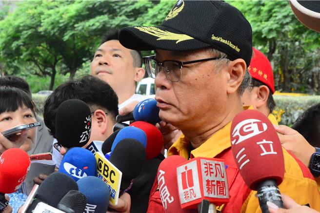 內政部消防署特搜隊長陳義豐受說明搜救最新進度，路況險惡，希望盡快開通山路搶救。（王志偉攝）