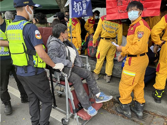 搜救隊今天陸續救出29人，有傷患由直升機進行救援。（王志偉攝）