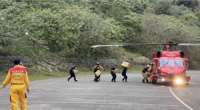空勤直升機早空頭西寶受困師生與居民。（民眾提供）