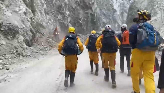 特搜队员持续搜索失联民眾。（中央灾害应变中心提供）