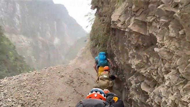 特搜队员挺进落石坍方区域。（中央灾害应变中心提供）