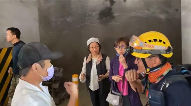 特搜队员接触到受困民眾。（中央灾害应变中心提供）