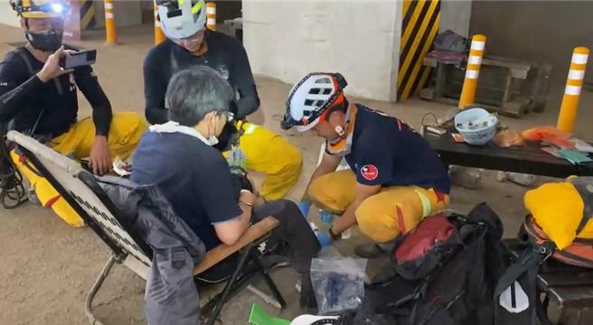 特搜队员接触到受困民眾，并协助后送就医。（中央灾害应变中心提供）