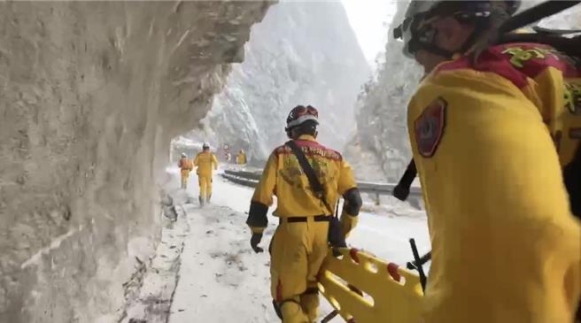 高市議員林智鴻昨則在Treads釋出高雄特搜隊員挺進太魯閣受損路段緊急救援的影片，可見搜救人員不顧自身安危，爭取黃金救援時間、帶著救難器材跑步馳援，畫面一出感動不少網友。（林智鴻提供）
