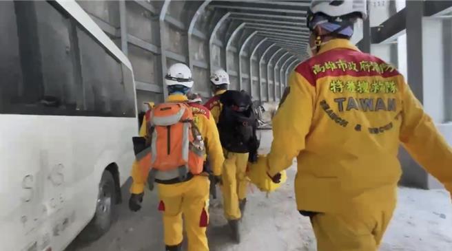 高市議員林智鴻昨則在Treads釋出高雄特搜隊員挺進太魯閣受損路段緊急救援的影片，可見搜救人員不顧自身安危，爭取黃金救援時間、帶著救難器材跑步馳援，畫面一出感動不少網友。（林智鴻提供）