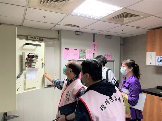 新北市环保局节电诊所到社区协助用电检测。（新北市环保局提供）